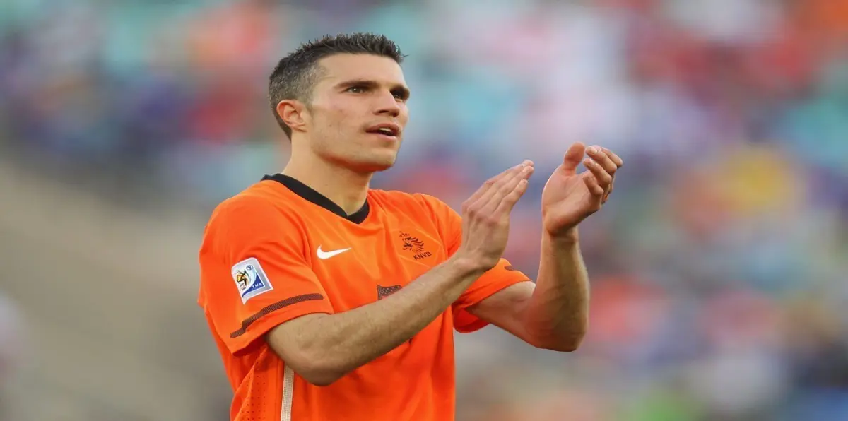 فان بيرسي يختتم مشواره الكروي في فينورد الهولندي "نادي طفولته"