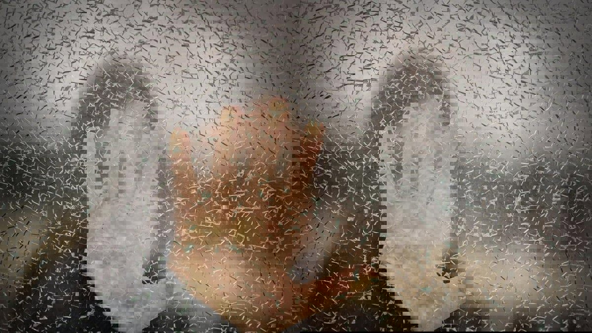 سيدة تقتل طفلها طعنا وتحاول الانتحار بسبب والدة زوجها