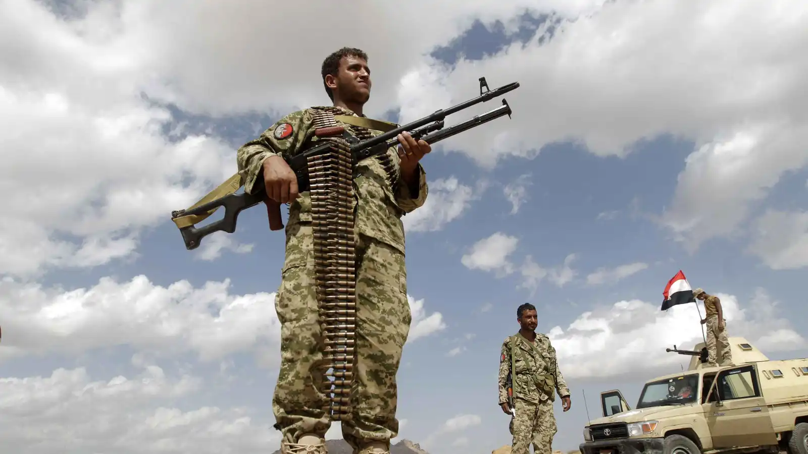 اليمن.. قتلى وجرحى في اشتباكات عنيفة بين الجيش والحوثيين