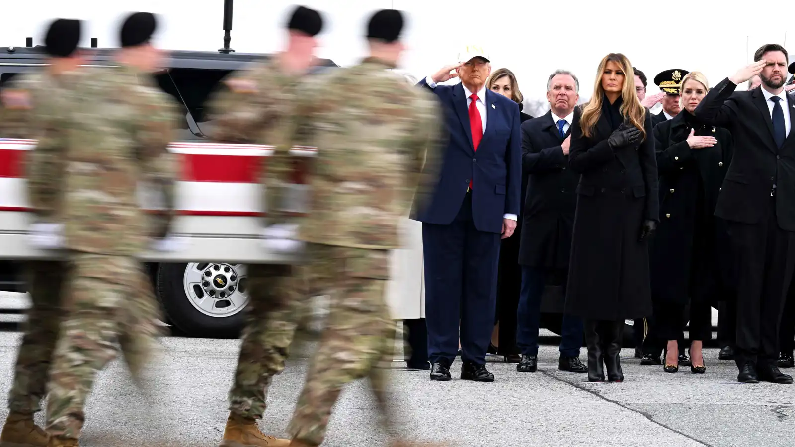 ترامب يستقبل جثث 6 جنود قتلوا في حرب إيران (فيديو)