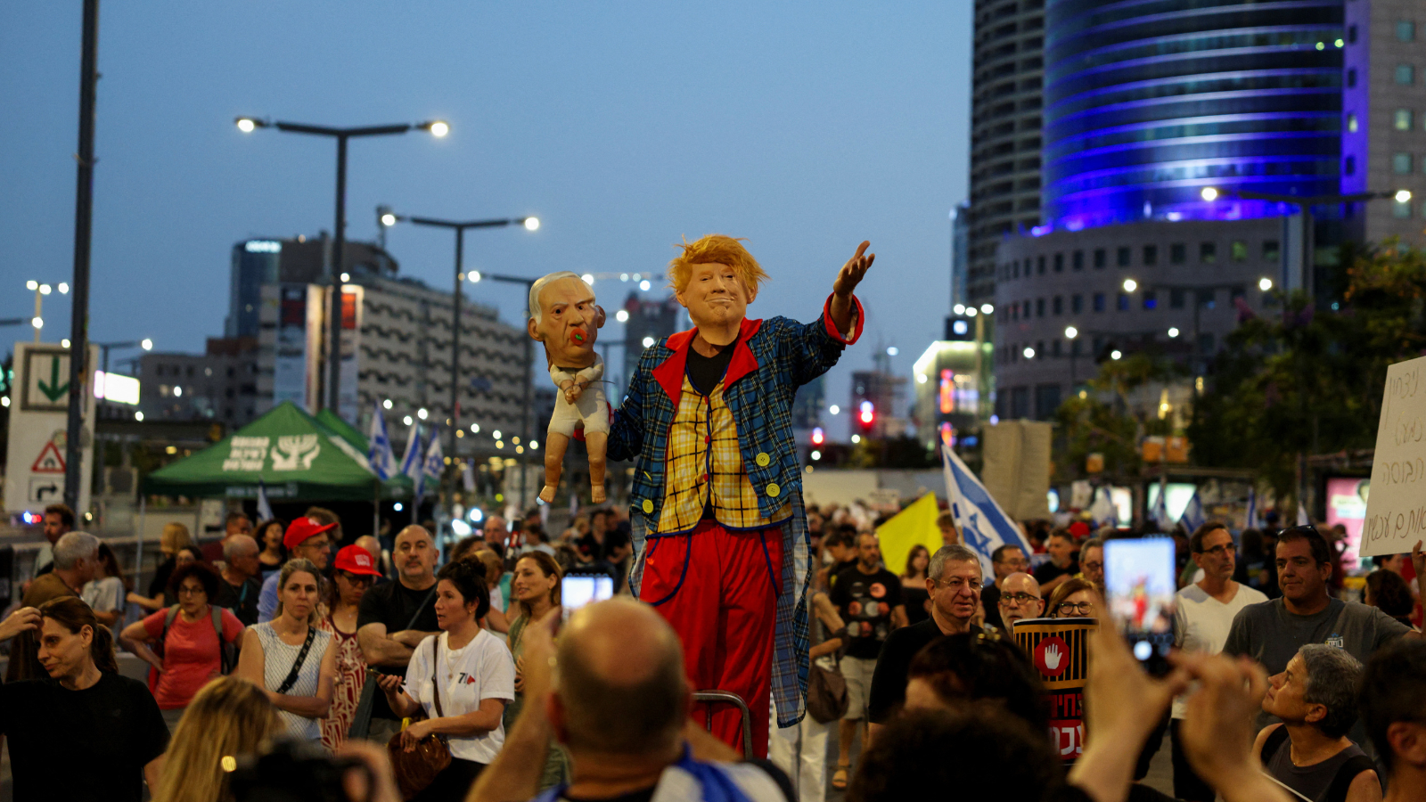 آلاف الإسرائيليين يطالبون ترامب بإجبار نتنياهو على إنهاء الحرب