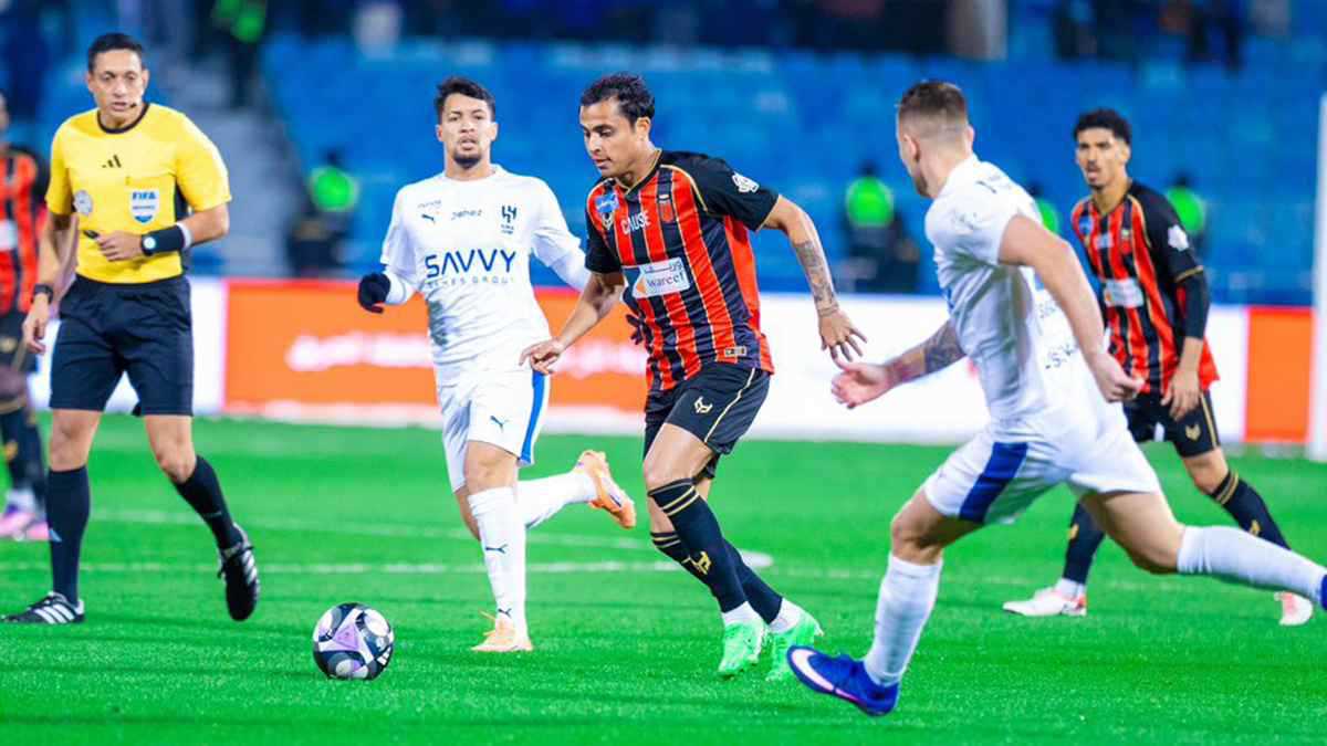 3 نجوم يثيرون غضب جماهير الهلال بعد التعادل أمام الرياض 