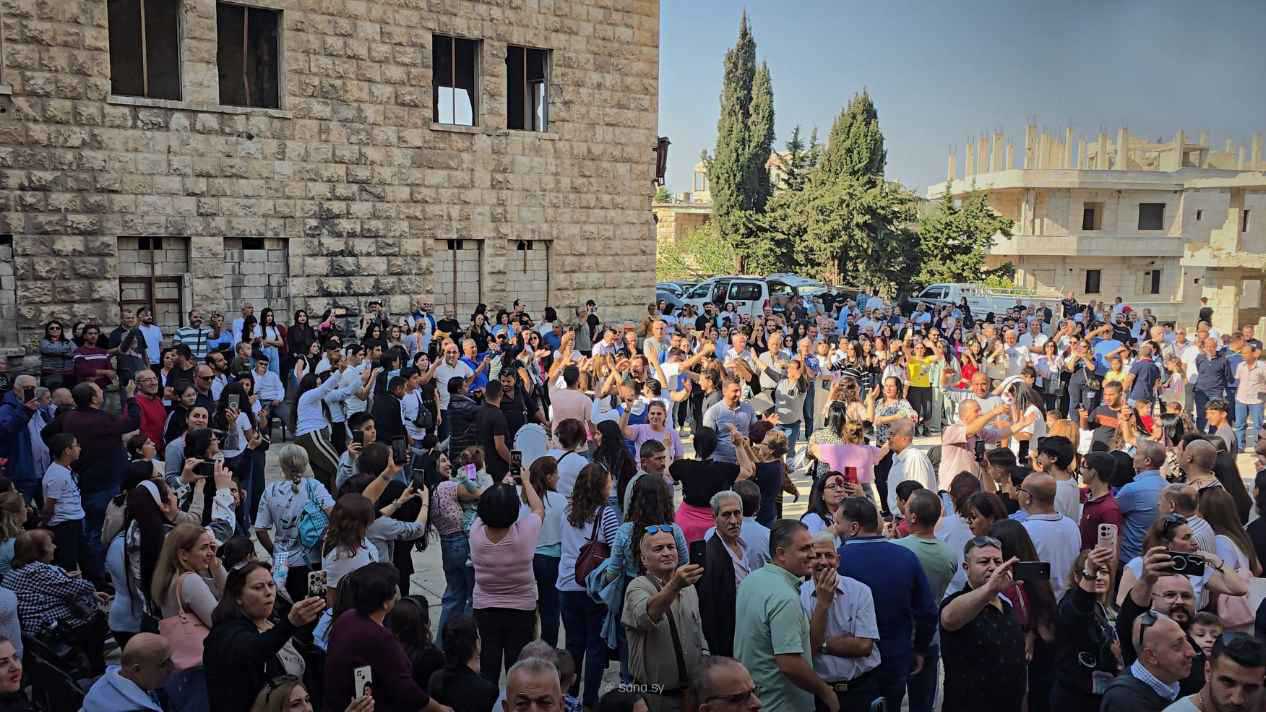 منذ 13 عاماً.. عائلات سورية مهجرة تعود إلى منازلها في إدلب (فيديو)