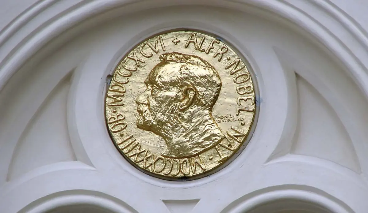 أمريكي وأوروبيان ينتزعون نوبل للفيزياء