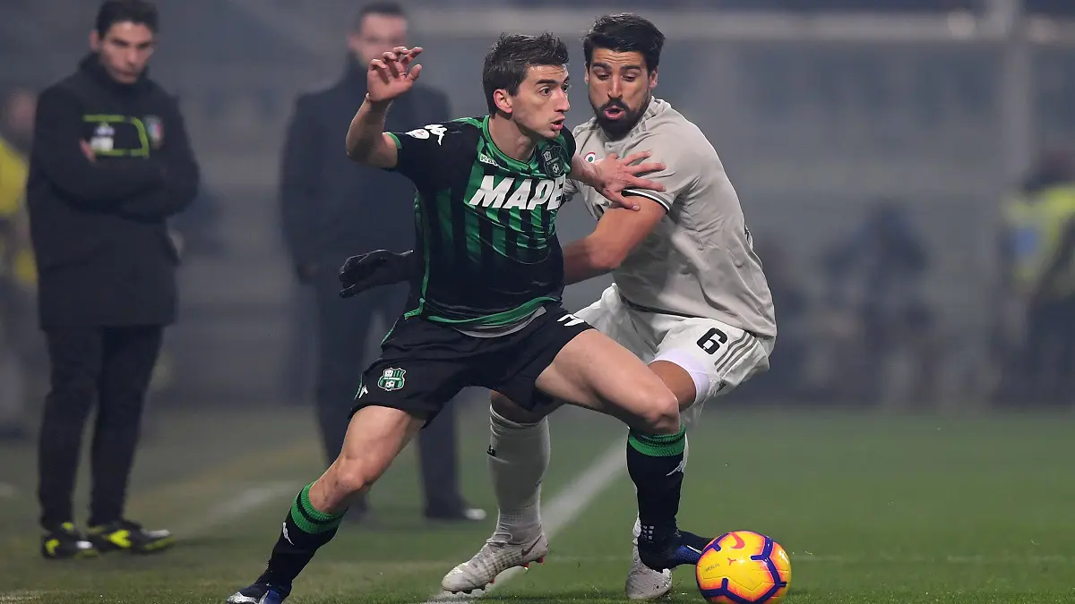 غضب كريستيانو رونالدو يُسقط سامي خضيرة أرضًا خلال مباراة يوفنتوس وساسولو (فيديو)‎‎