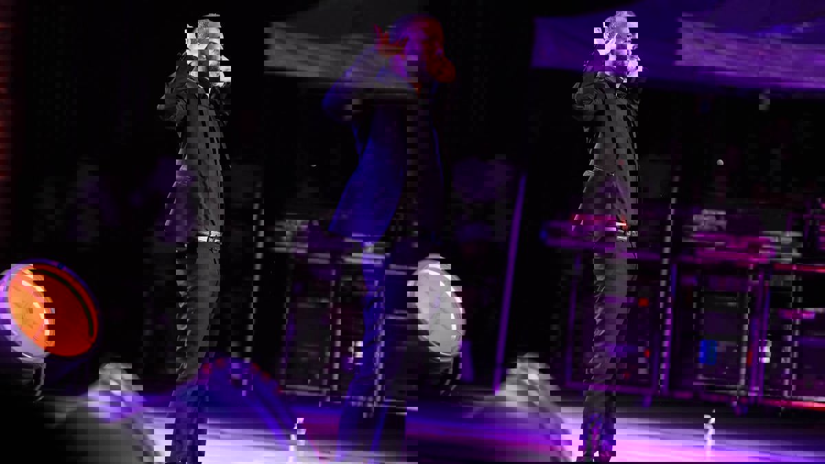 اتهامات وتحقيق رسمي.. عرض للفنان لطفي العبدلي يشعل أزمة مع الأمن بتونس