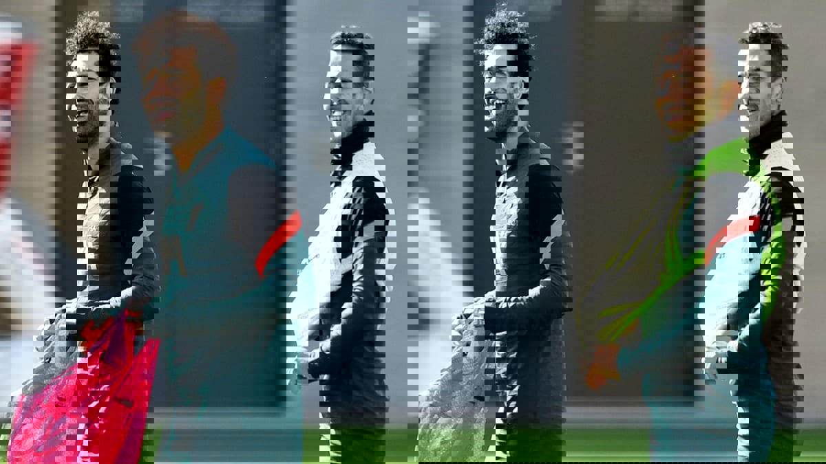 تياغو ألكانتارا يسخر من كثرة إظهار محمد صلاح عضلات بطنه (فيديو)