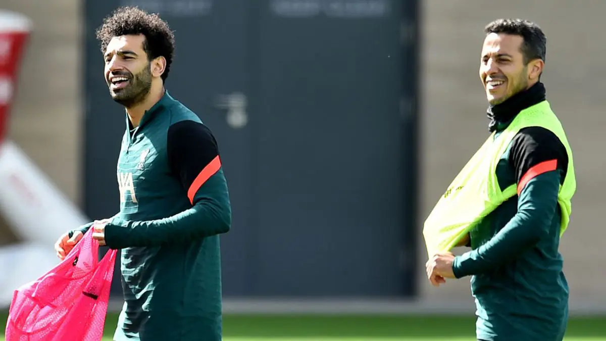 تياغو ألكانتارا يسخر من كثرة إظهار محمد صلاح عضلات بطنه (فيديو)