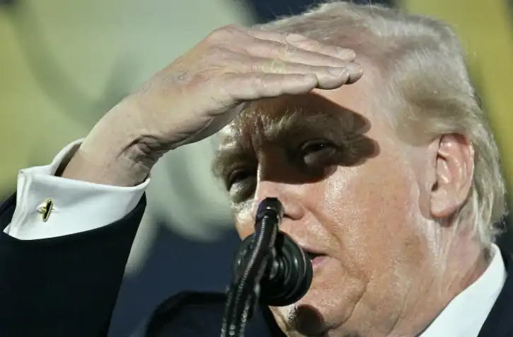 الكدمة على يد ترامب