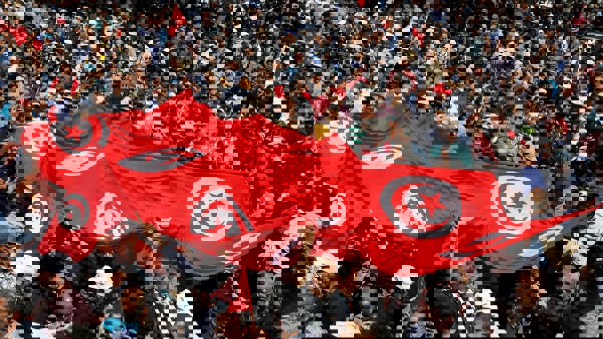 تجميد 97 حزبًا تونسيًا.. تنظيم قانوني أم غايات سياسية؟