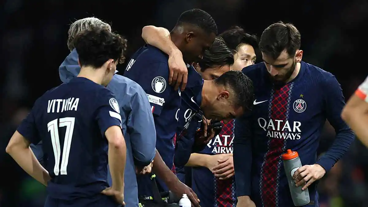 خرج باكياً.. أشرف حكيمي يتعرض لإصابة قوية أمام بايرن ميونخ (فيديو)