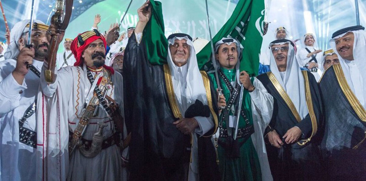 شاهد بالفيديو.. رقص الأميرين خالد الفيصل وسلطان بن سلمان في حفل سوق عكاظ