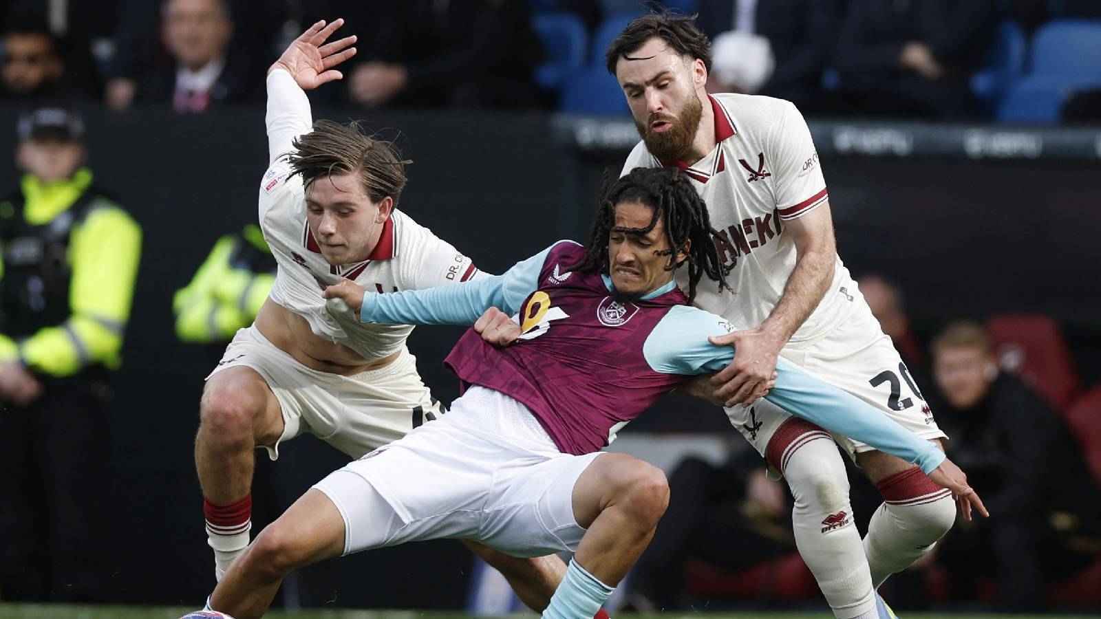 حنبعل المجبري يرفض الاحتفال بالكحول بعد صعود بيرنلي للدوري الإنجليزي (فيديو)