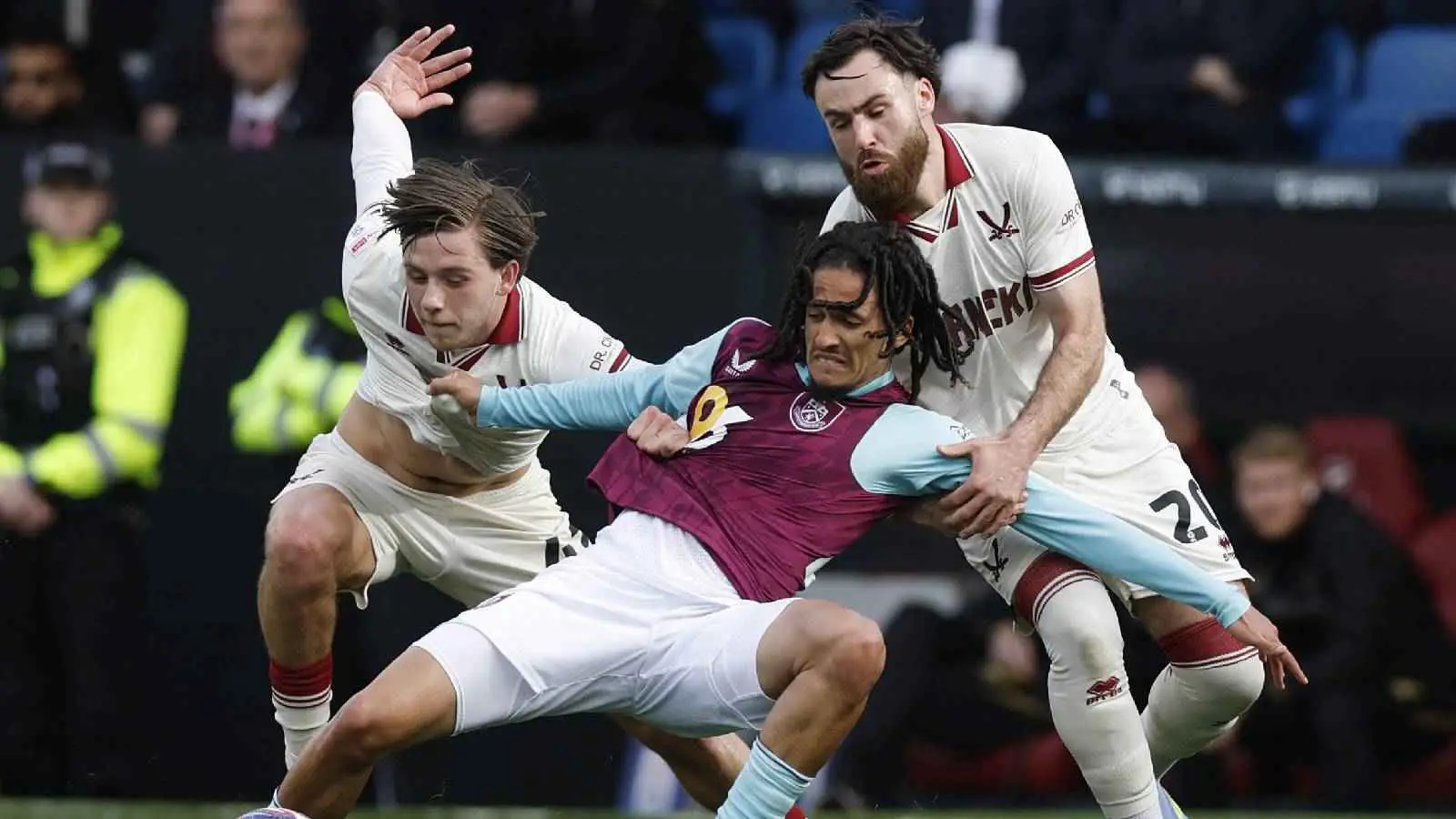 حنبعل المجبري يرفض الاحتفال بالكحول بعد صعود بيرنلي للدوري الإنجليزي (فيديو)