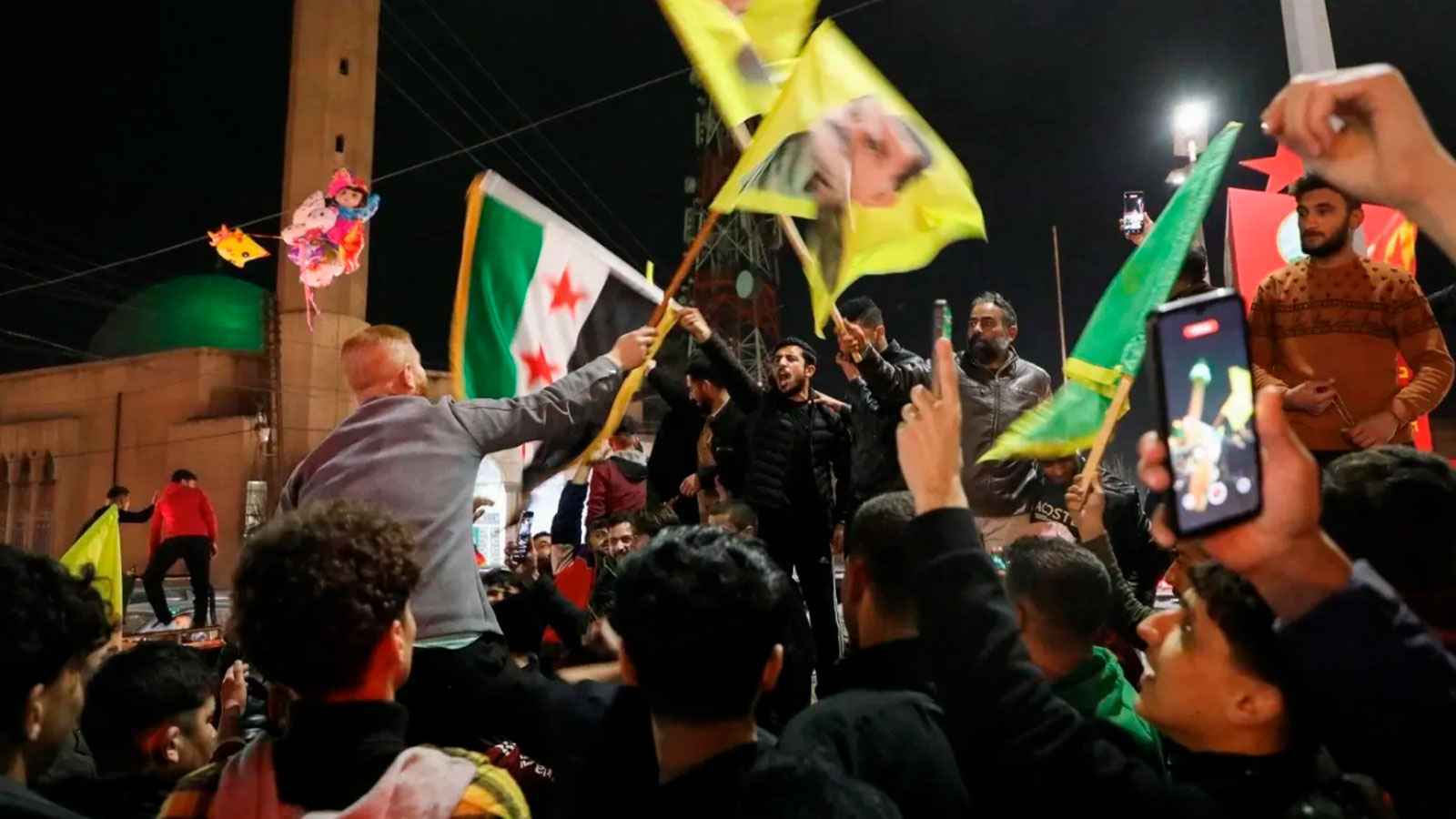 خيارات محدودة.. هل تنفجر "القنبلة الموقوتة" بين دمشق و"قسد"؟