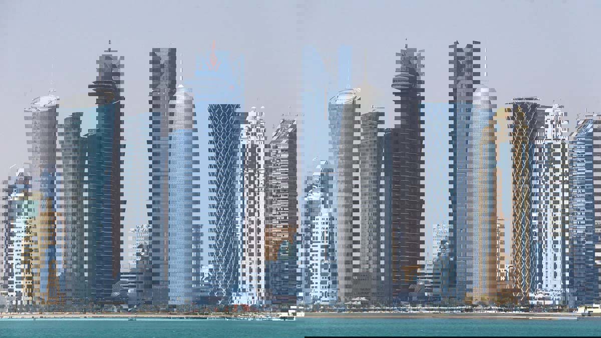 إسرائيل تحتفي بمرشد سياحي قطري يُغني لسياح إسرائيليين وسط الدوحة (فيديو)