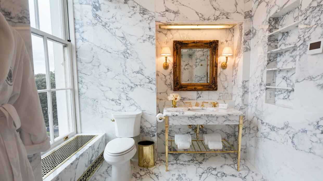 ترامب يكشف عن حمام لينكولن بعد تجديده ويثير الجدل (صور)