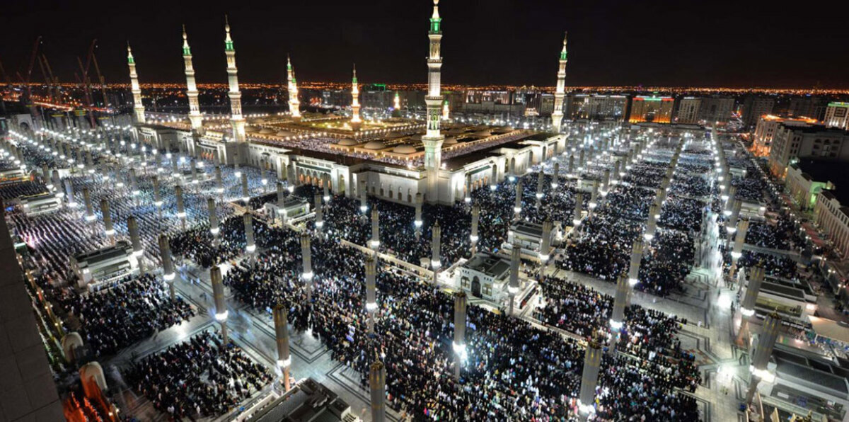 شاهد بالفيديو.. إفطار رمضاني "5 نجوم" في المسجد النبوي