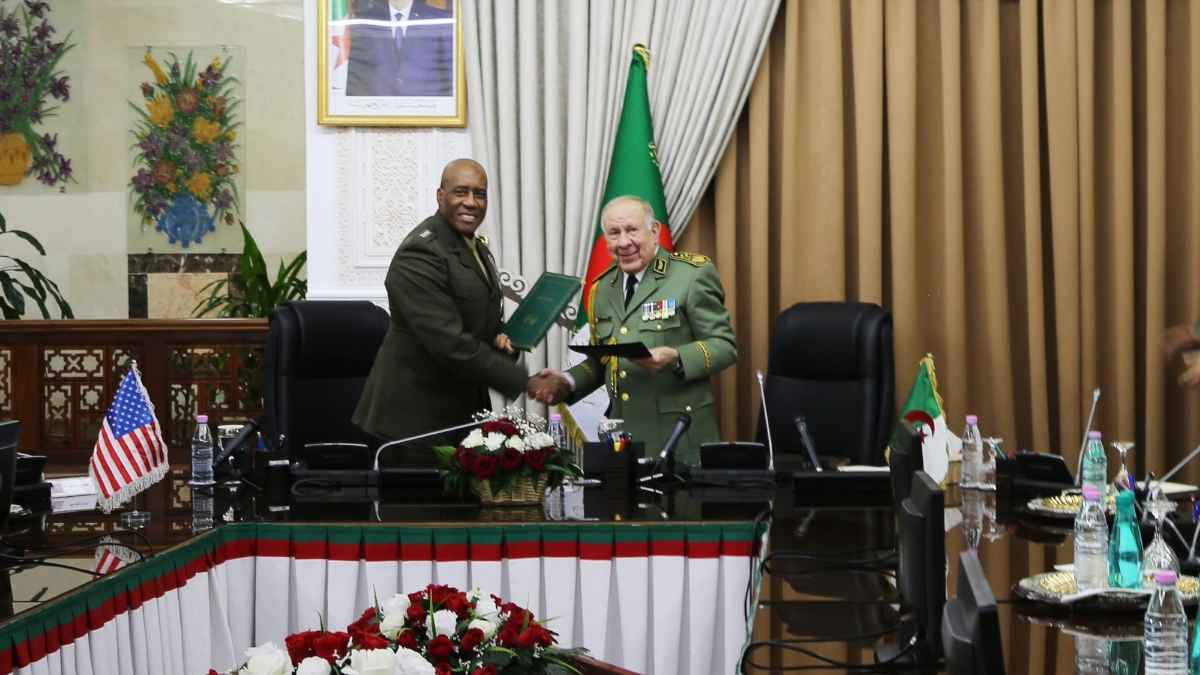 تعاون عسكري بين الجزائر وأمريكا.. هل تعيد روسيا حساباتها في أفريقيا؟