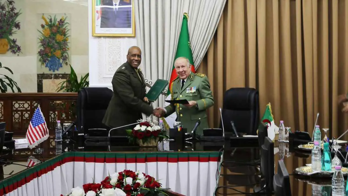 تعاون عسكري بين الجزائر وأمريكا.. هل تعيد روسيا حساباتها في أفريقيا؟
