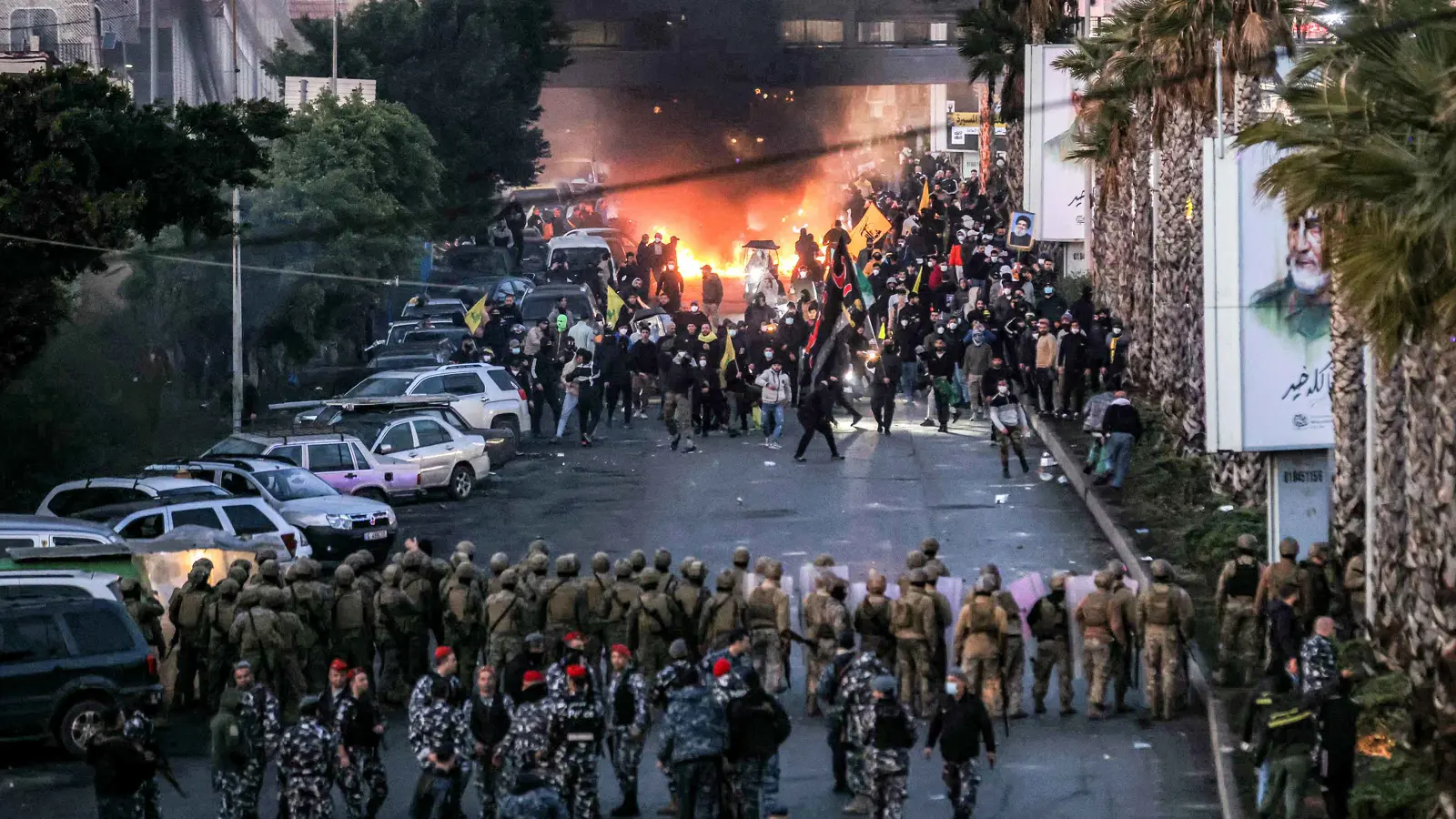 "حزب الله" يندد بالهجوم على قافلة "اليونيفيل" في بيروت