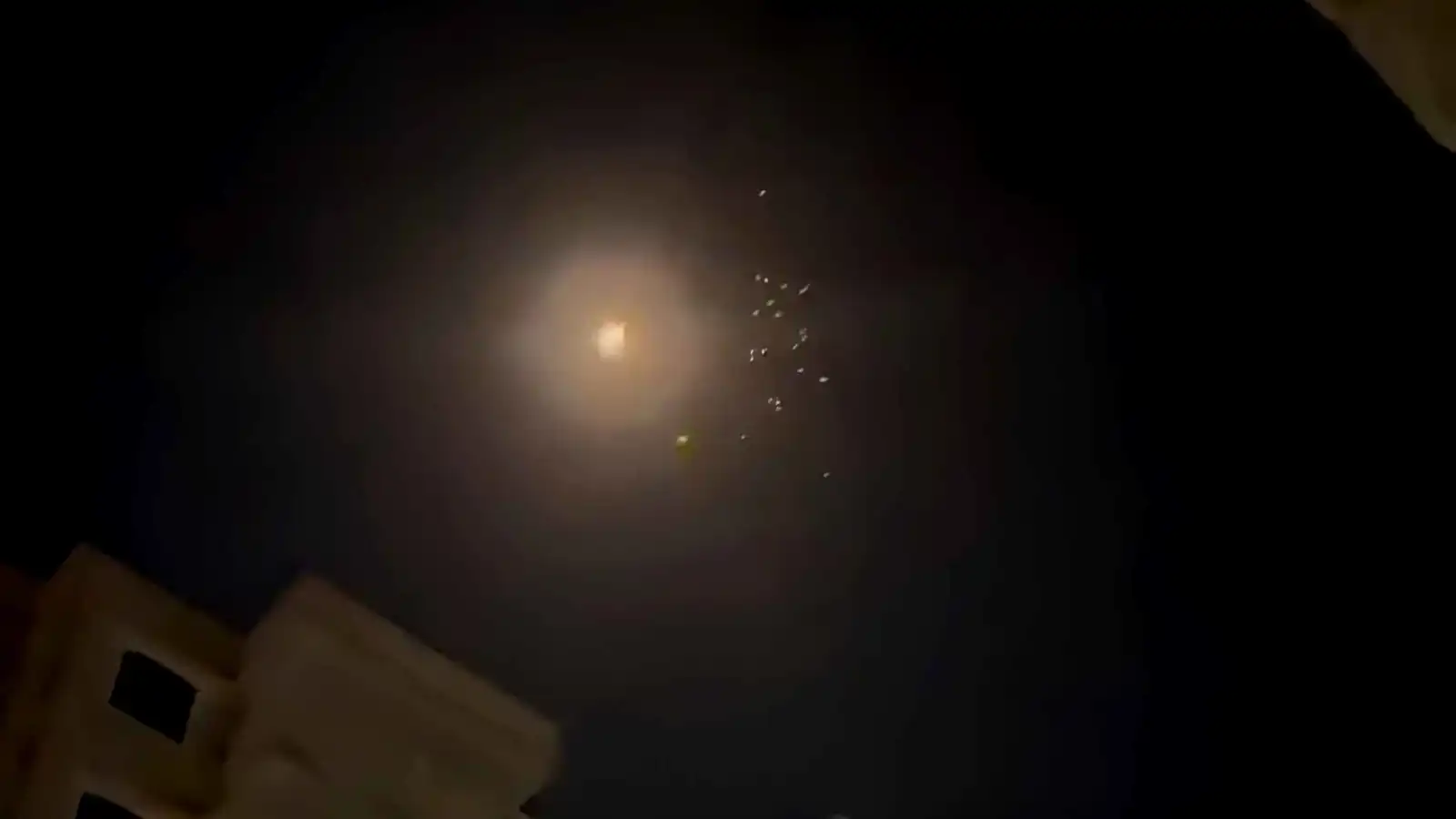 سقوط شظايا صواريخ اعتراضية على إسرائيل بعد هجوم من إيران (فيديو)