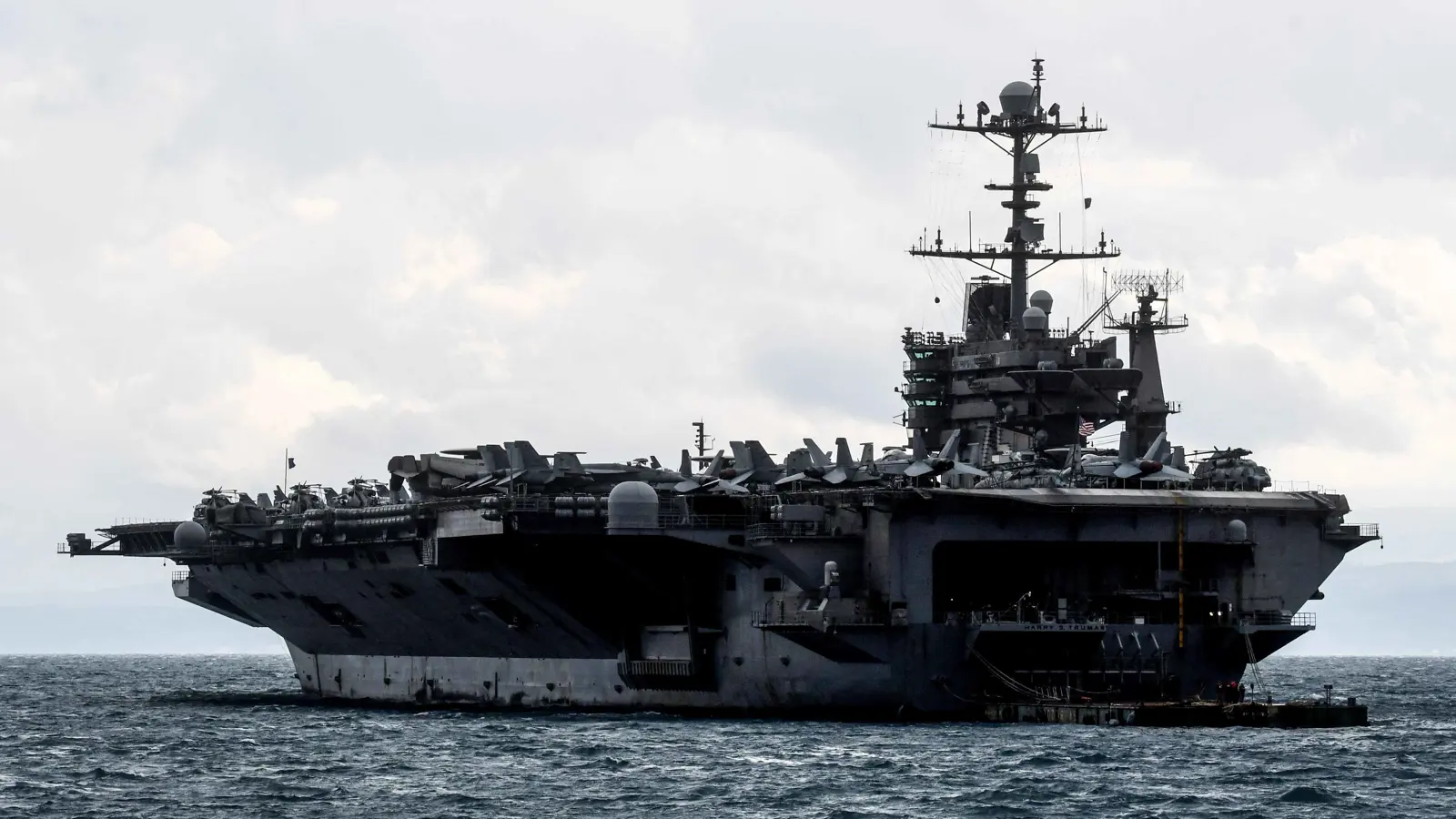 الحوثيون يعلنون استهداف حاملة الطائرات الأمريكية "أس أس ترومان"
