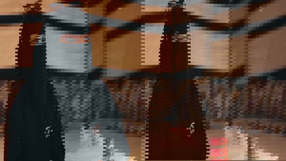 معجبون يلاحقون مشهورة "سناب" صيته السبيعي.. هل استأجرتهم؟ (فيديو)