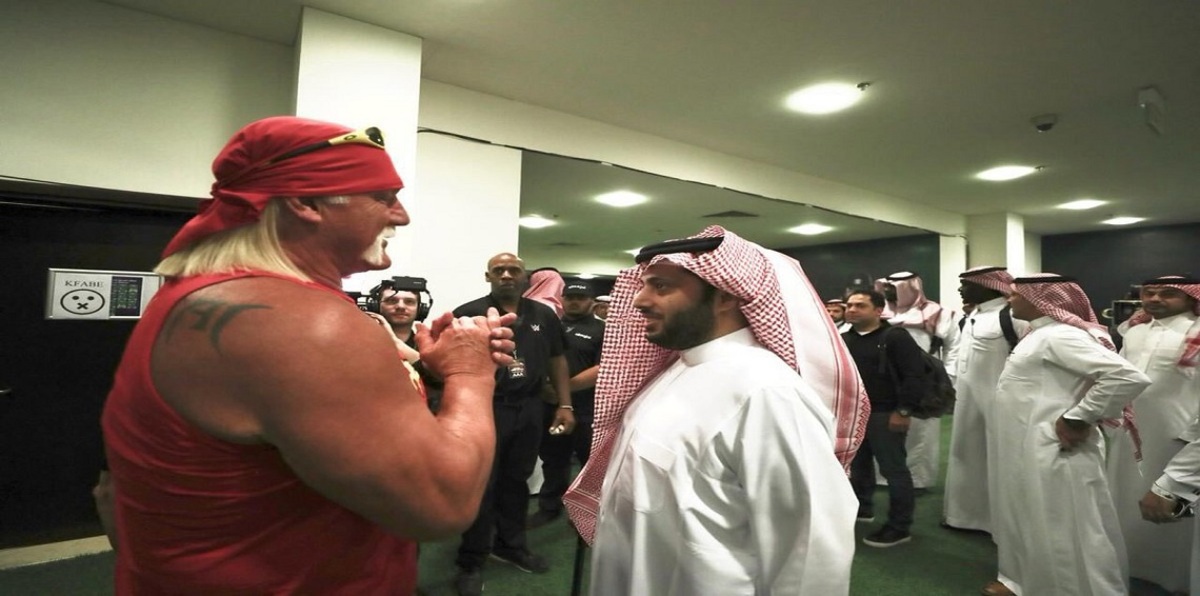 استقبال أسطوري للمصارع هالك هوغان قبل انطلاق منافسات WWE كراون جول في السعودية‎ (فيديو)