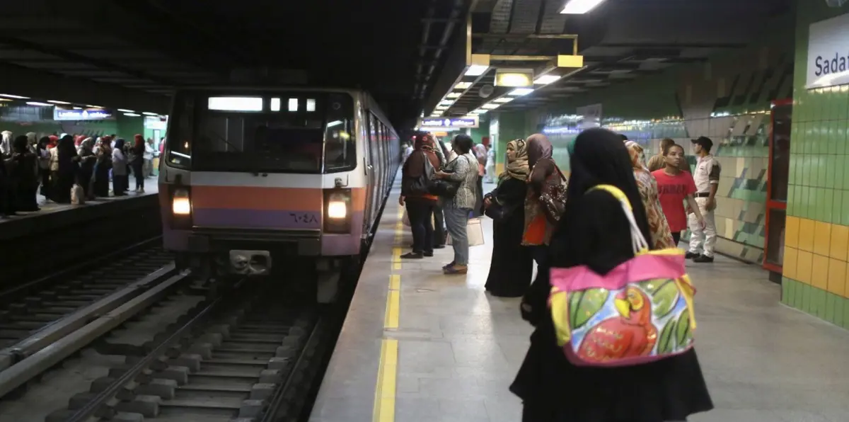 بالفيديو.. شرطي مصري يثير الغضب بعد اقتحامه "مترو" السيدات