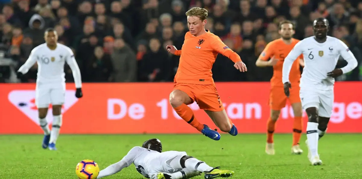 دي يونغ جوهرة أياكس يلمح إلى رغبته في اللعب لنادي برشلونة