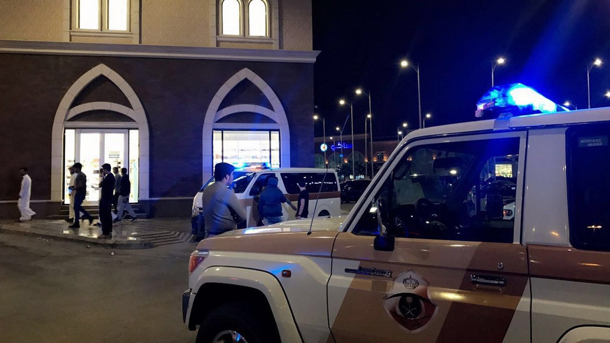 نهاية فكاهية لسطو مسلح على أحد المتاجر في السعودية (فيديو)