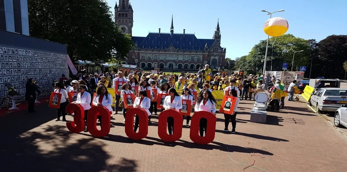 مظاهرة في لاهاي تطالب بإجراء تحقيق دولي بمجازر نظام الخميني في السجون