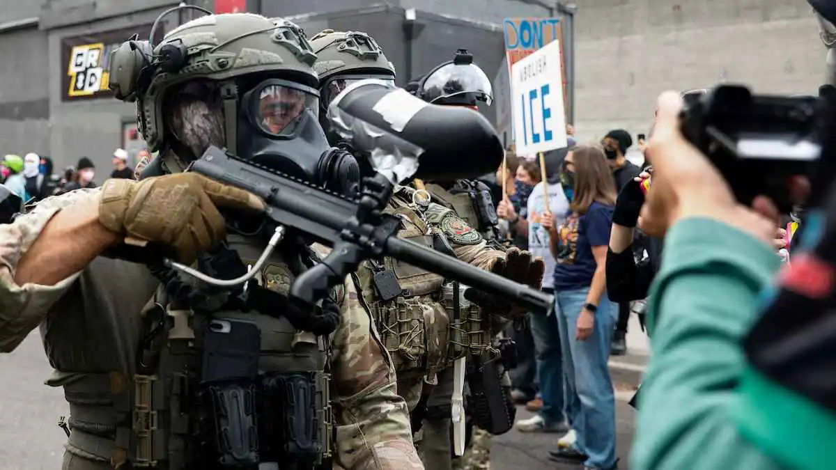 قاضٍ أمريكي يمنع الشرطة من استخدام الغاز المسيل للدموع في بورتلاند