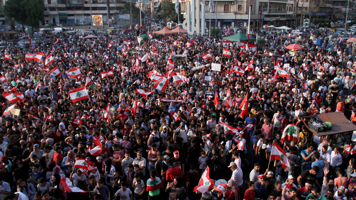 احتجاجات لبنان تدخل يومها التاسع وشلل ببيروت وأغلب المدن