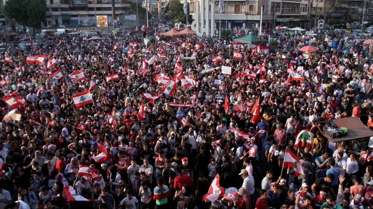 احتجاجات لبنان تدخل يومها التاسع وشلل ببيروت وأغلب المدن