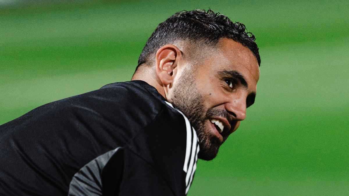 رياض محرز يفاجئ نجم الأهلي السعودي السابق بهدية فخمة (صور) 