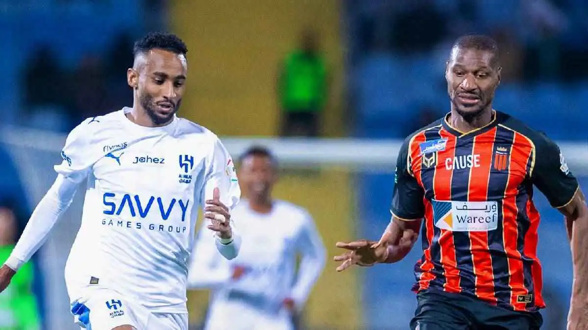 مخالفة واضحة.. خطأ كارثي لحكم مباراة الهلال والرياض (فيديو)