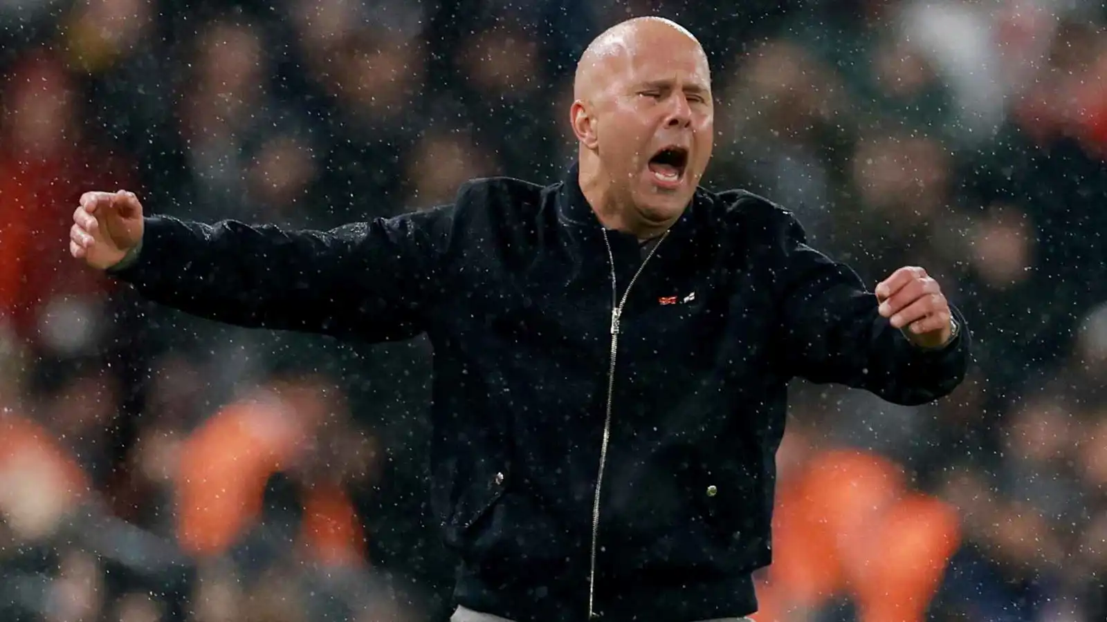 يضحك مع إنريكي.. سلوت يصدم جمهور ليفربول بعد خسارة آخر ألقاب الموسم (فيديو)