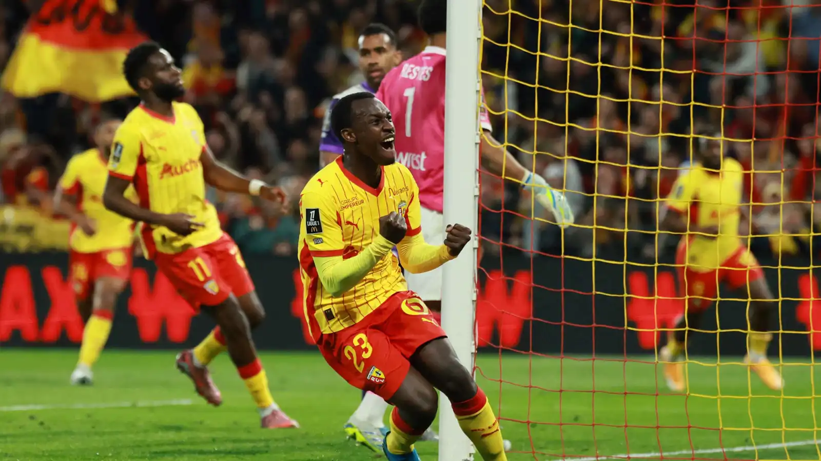 رأسية رائعة.. سعود عبد الحميد يسجل في فوز لانس على تولوز (فيديو)