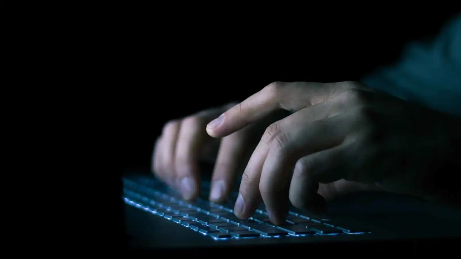 العراق.. تحذير من "التنمر الإلكتروني" ضد مرشحات البرلمان