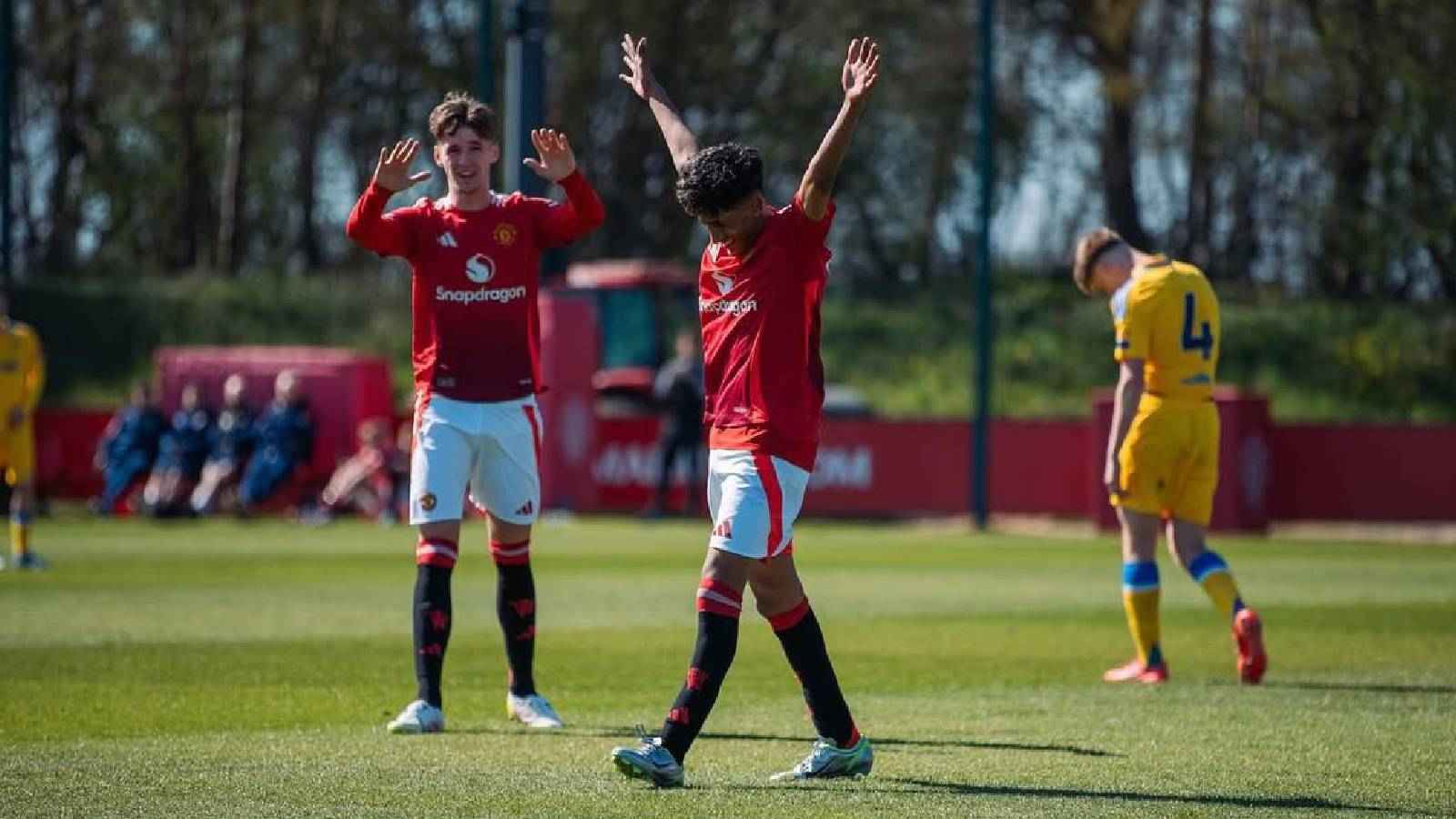 ظهور تاريخي لجوهرة مانشستر يونايتد في الانتصار الساحق أمام ليدز (فيديو)