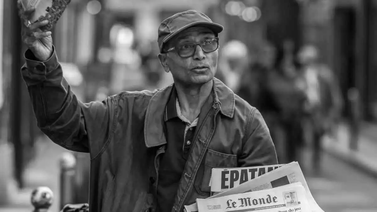 بائع الصحف الأخير في باريس ينال وسامًا رفيعًا من ماكرون