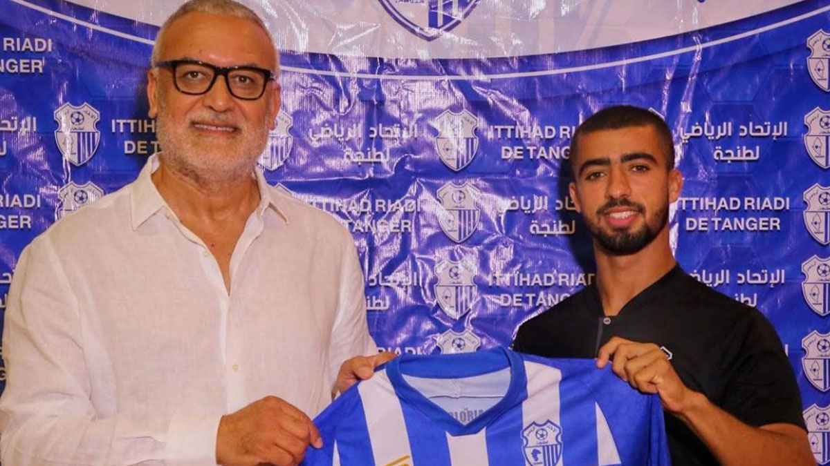 انهيار مدرب اتحاد طنجة أمام صورة المغربي الراحل أخريف (شاهد)