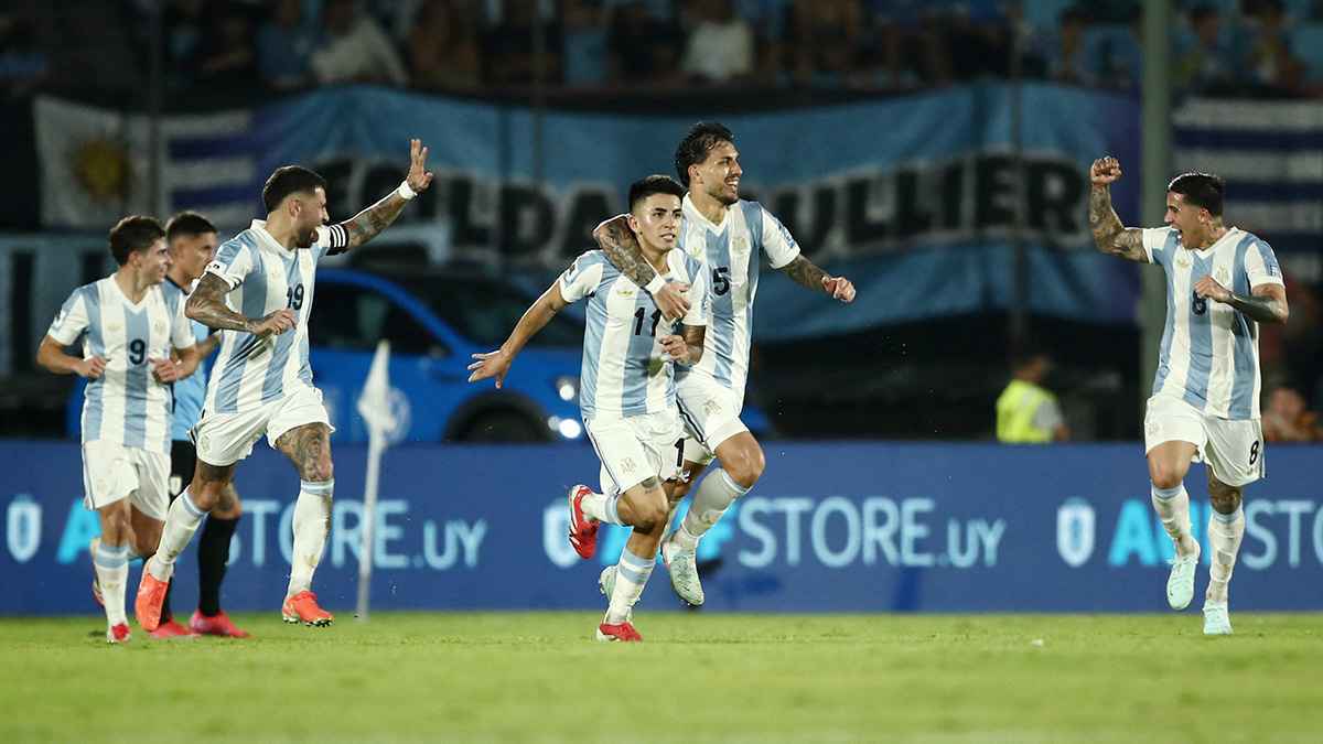 الأرجنتين تهزم أوروغواي وتقترب بقوة من التأهل لمونديال 2026
