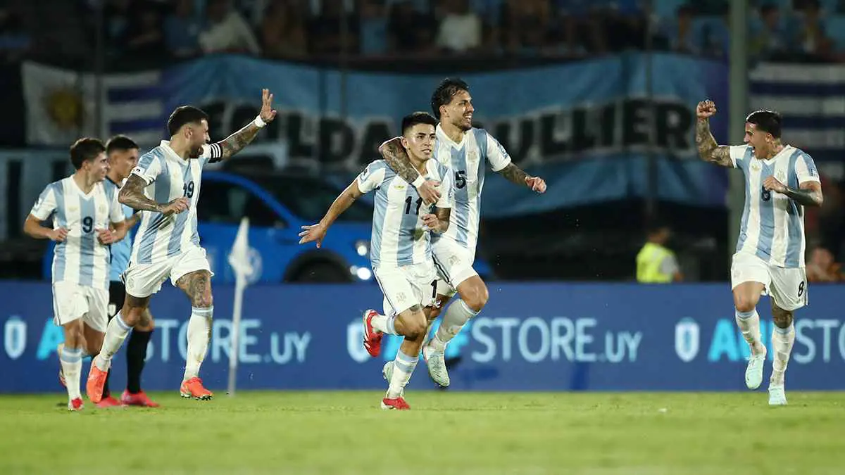 الأرجنتين تهزم أوروغواي وتقترب بقوة من التأهل لمونديال 2026