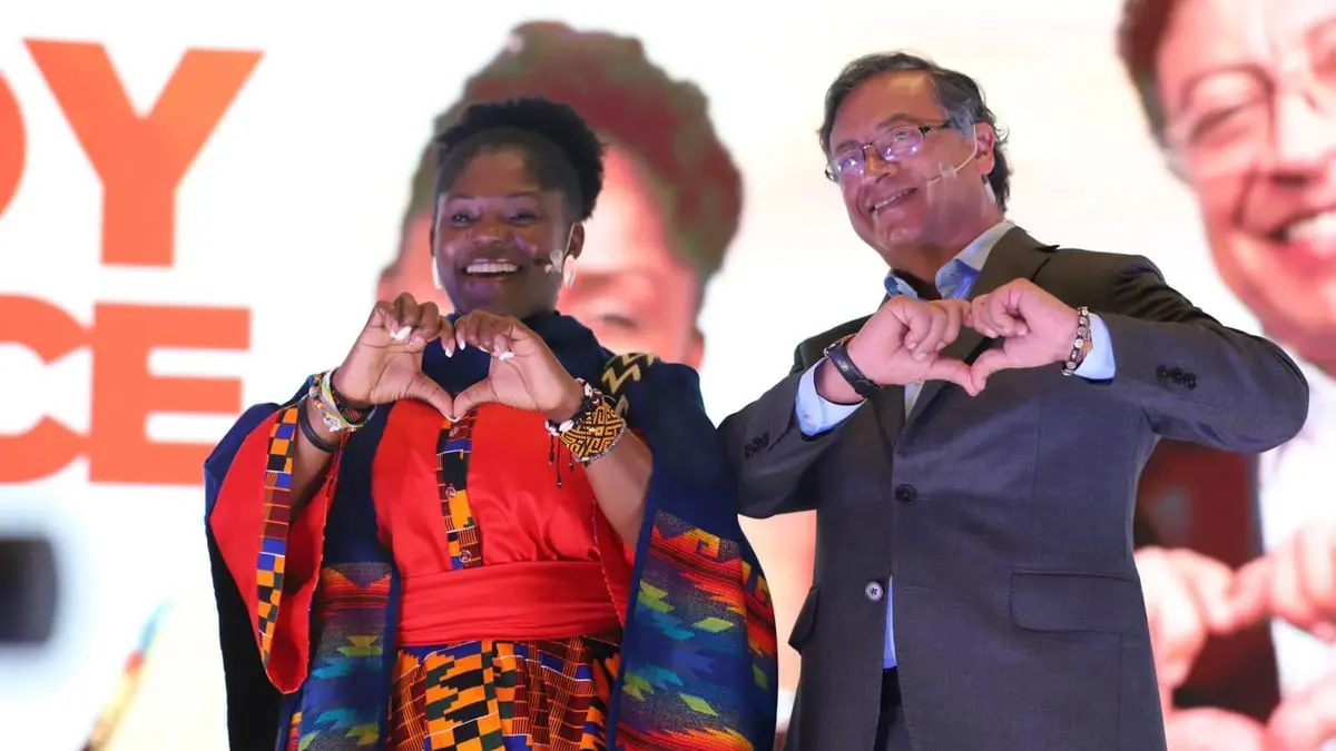 غوستافو بيترو أول رئيس يساري في تاريخ كولومبيا يؤدي اليمين الدستورية