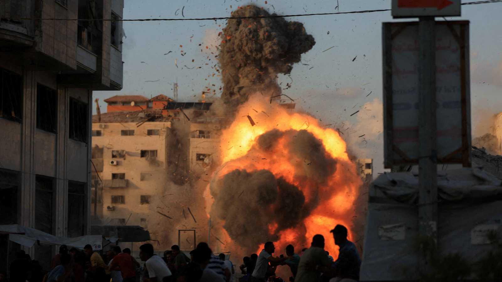 الجيش الإسرائيلي ينسف برج الرؤيا غربي مدينة غزة (فيديو)