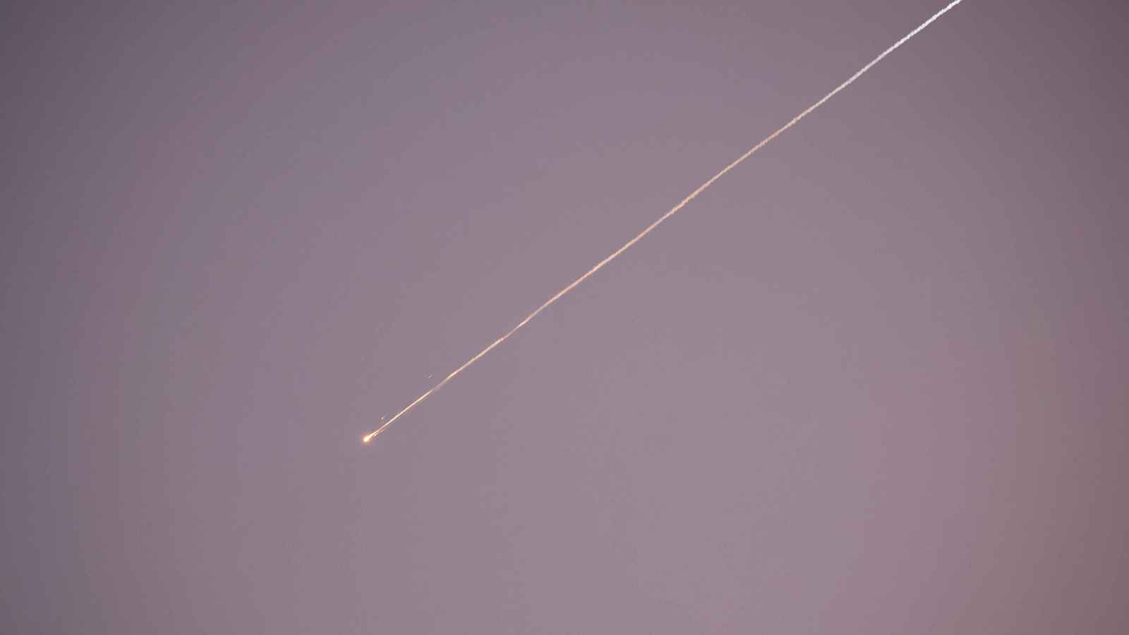 تصعيد ما قبل الهدنة.. إيران تطلق موجتين من الصواريخ على إسرائيل