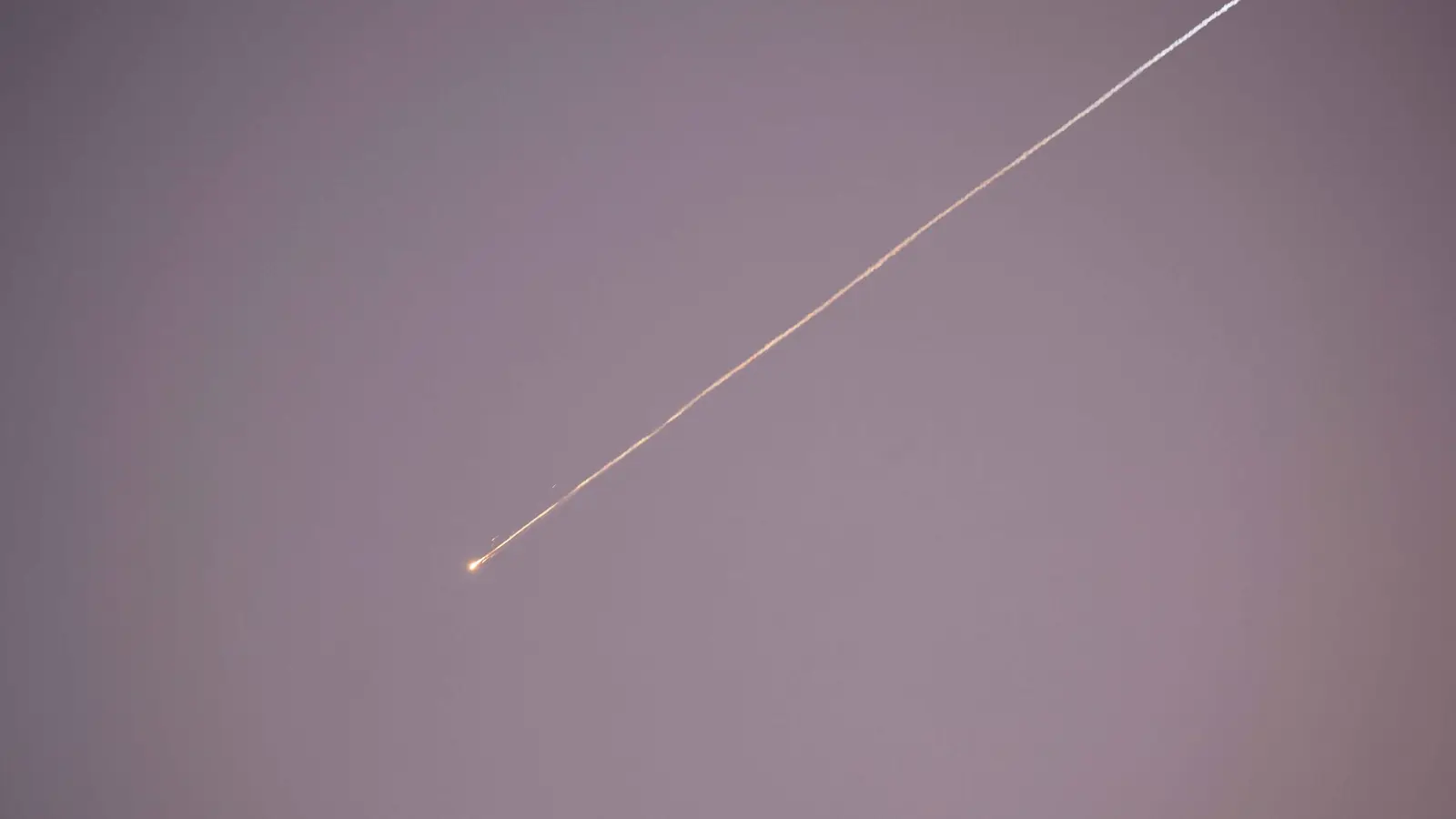 تصعيد ما قبل الهدنة.. إيران تطلق موجتين من الصواريخ على إسرائيل